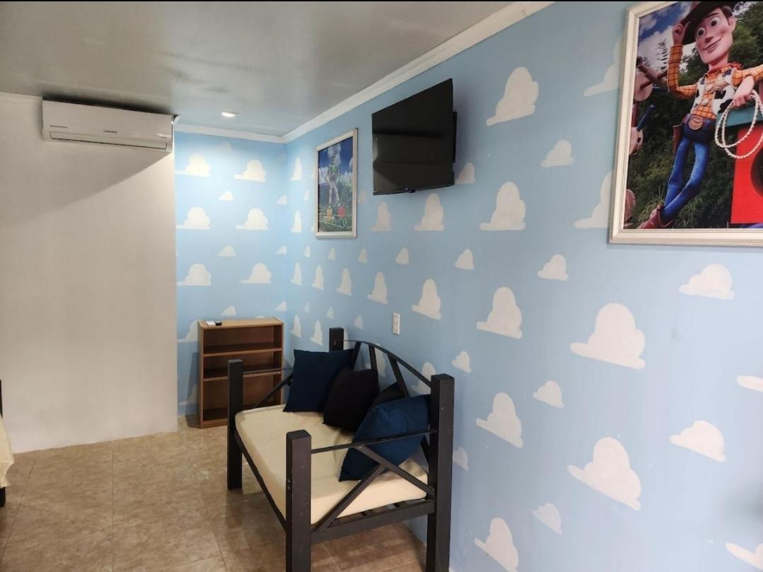 Wally World Inn Комаягуа Екстериор снимка